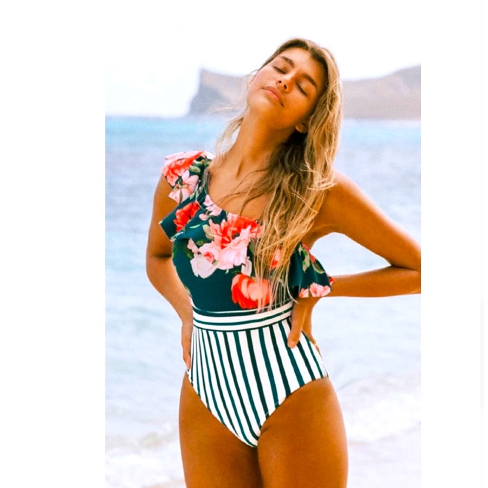 Adorable swimsuit!